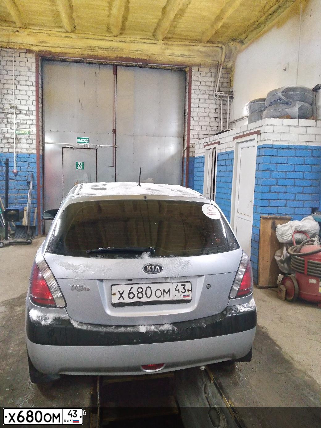 Фото автомобиля KIA RIO, 2005 — госномер Х680ОМ43. Цвет: серебристый
