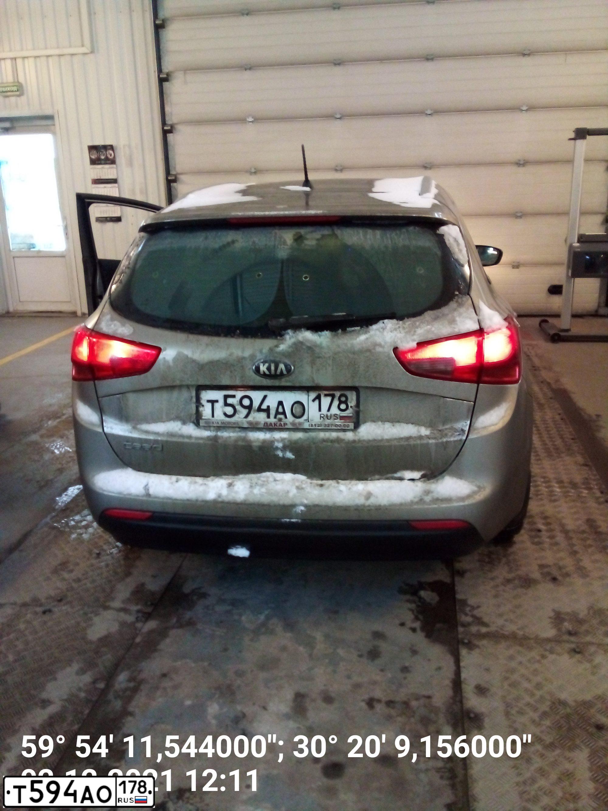 Фото автомобиля KIA CEE'D, 2014 — госномер М001НО198. Цвет: Серебристый