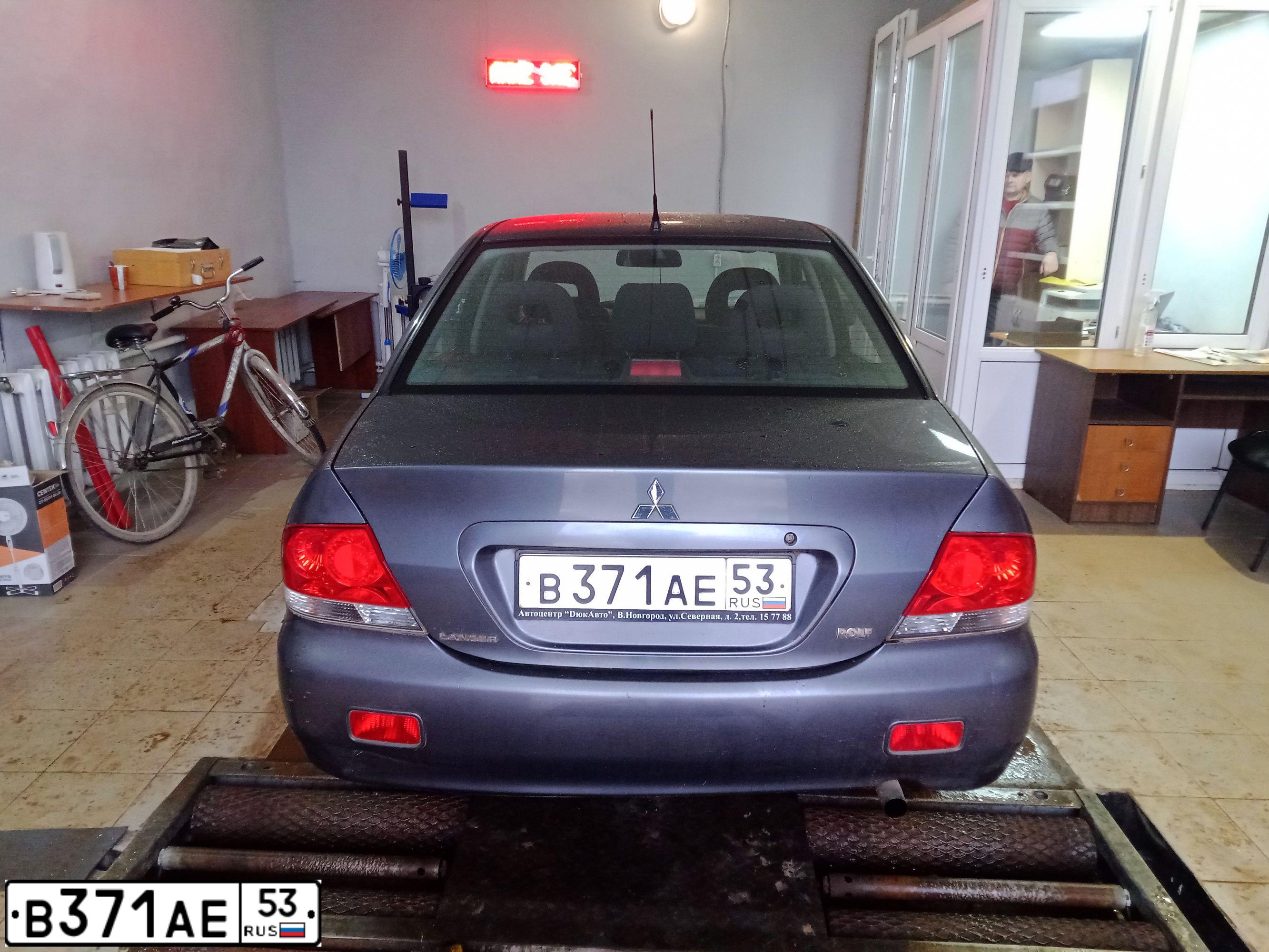 Фото автомобиля MITSUBISHI LANCER, 2006 — госномер К140ЕК53. Цвет: СЕРЫЙ