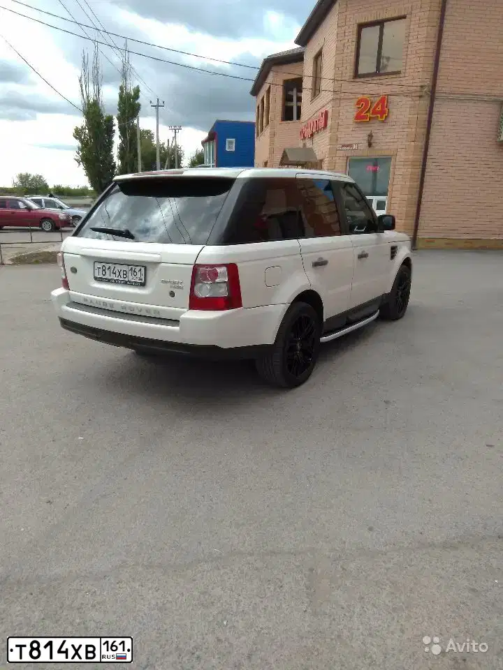Фото автомобиля LANDROVER RANGE ROVER SPORT, 2009 — госномер А001ВМ161. Цвет: БЕЛЫЙ