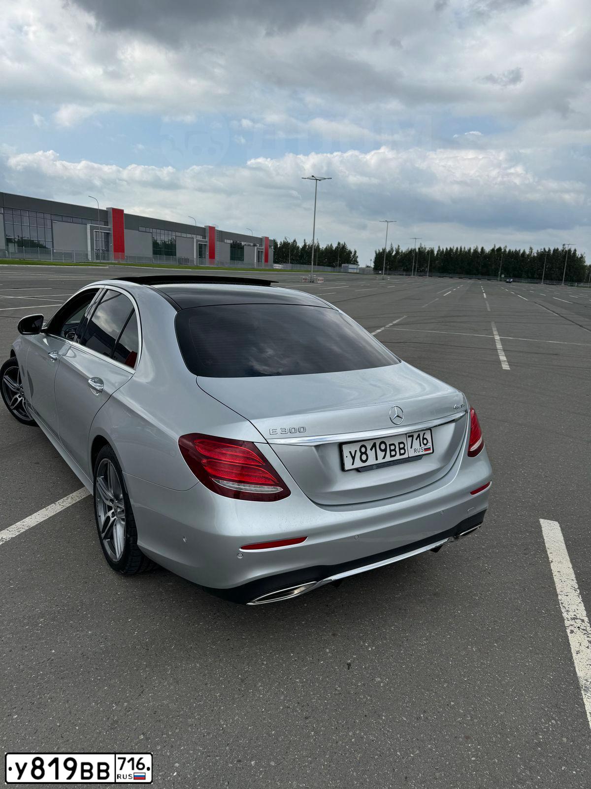 Фото автомобиля MERCEDES-BENZ E300, 2020 — госномер У819ВВ716. Цвет: СЕРЫЙ
