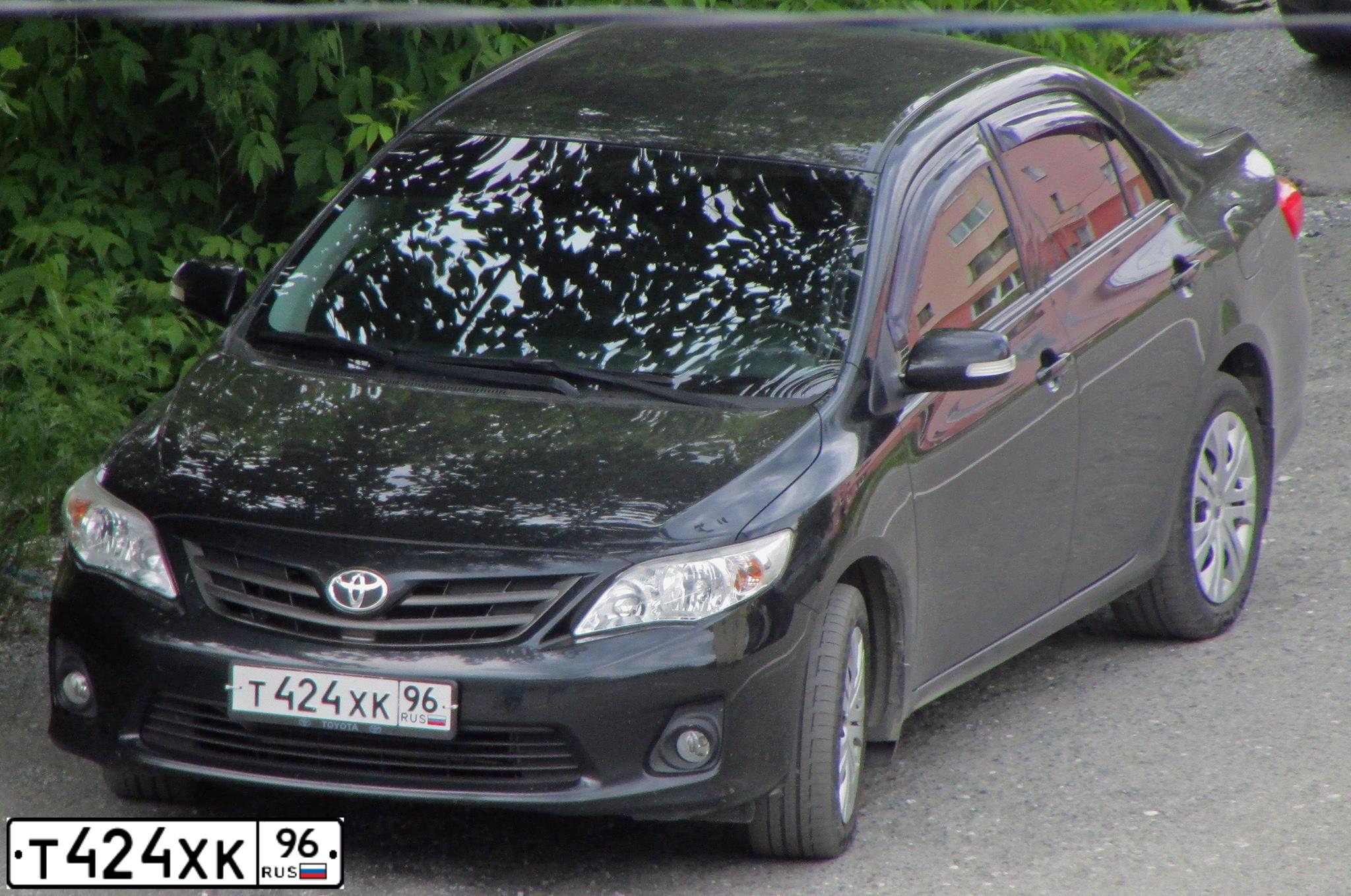 Фото автомобиля TOYOTA COROLLA, 2013 — госномер Т424ХК96. Цвет: ЧЕРНЫЙ
