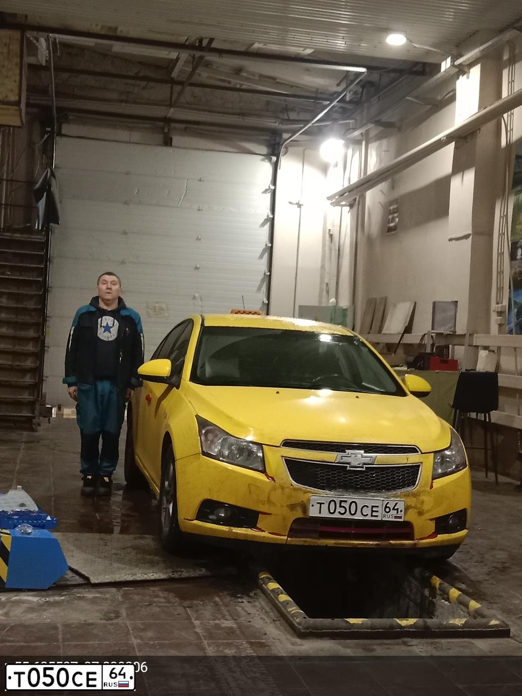 Фото автомобиля CHEVROLET CRUZE, 2012 — госномер Т050СЕ64. Цвет: ЖЕЛТЫЙ