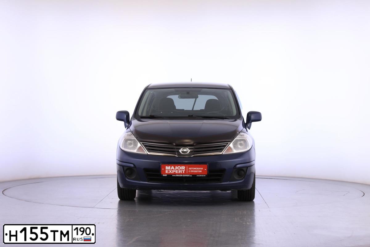 Фото автомобиля NISSAN TIIDA, 2011 — госномер Т887НЕ30. Цвет: Темно-синий