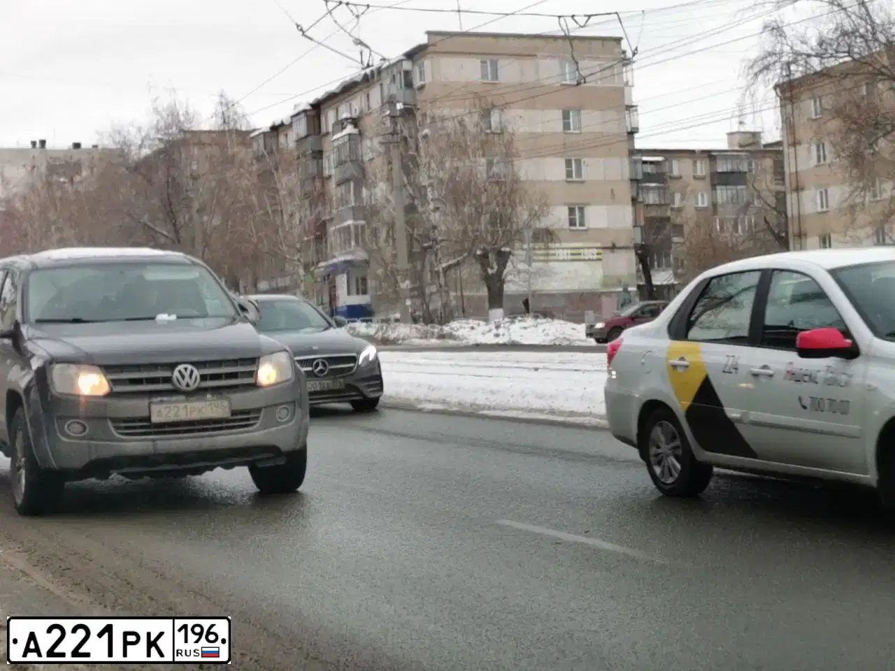Фото автомобиля VOLKSWAGEN AMAROK, 2013 — госномер Е382РХ193. Цвет: ЧЕРНЫЙ