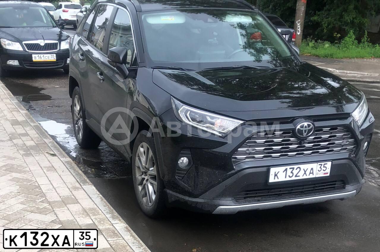 Фото автомобиля TOYOTA RAV4, 2020 — госномер К132ХА35. Цвет: ЧЕРНЫЙ