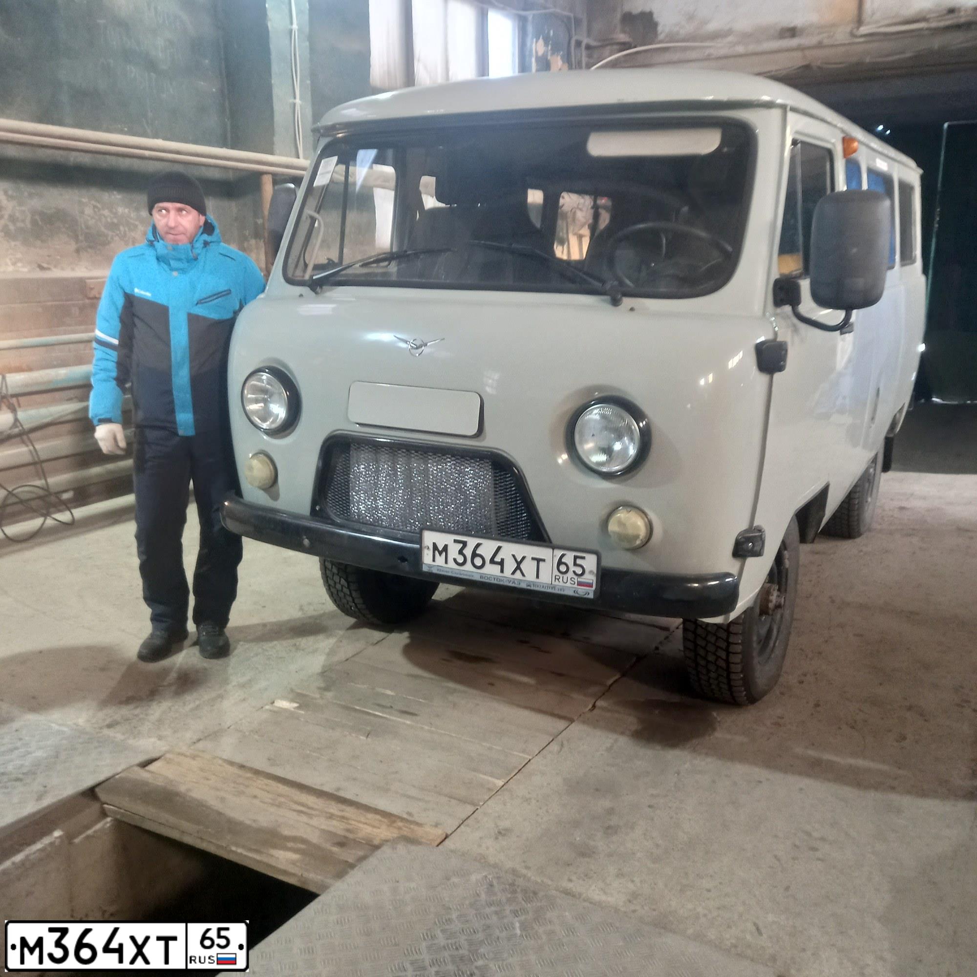Фото автомобиля UAZ 2206, 2018 — госномер М364ХТ65. Цвет: СВЕТЛ СЕР НЕМЕТАЛЛИК