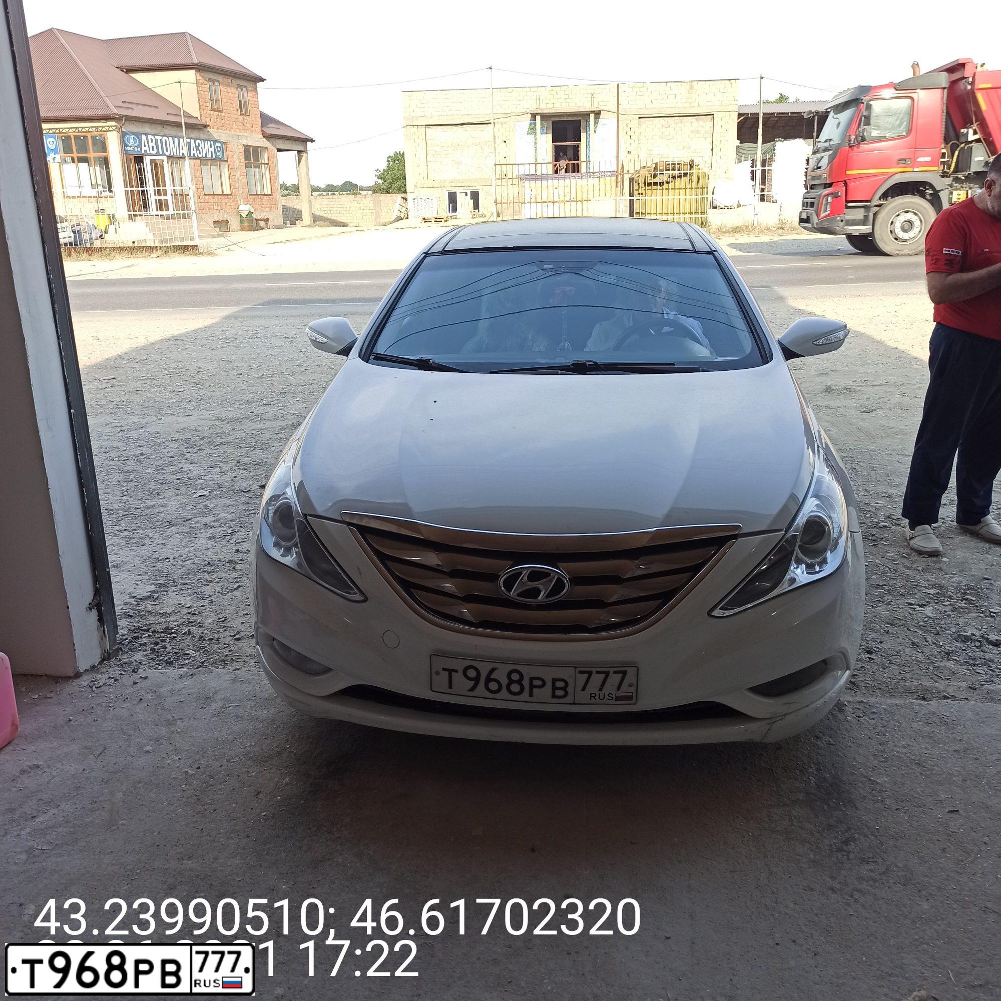 Фото автомобиля HYUNDAI SONATA, 2011 — госномер Р126НТ05. Цвет: Белый