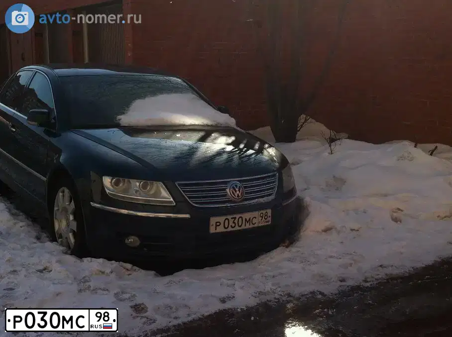Фото автомобиля VOLKSWAGEN PHAETON, 2003 — госномер Н020НС78. Цвет: ТЕМНО-ЗЕЛЕНЫЙ