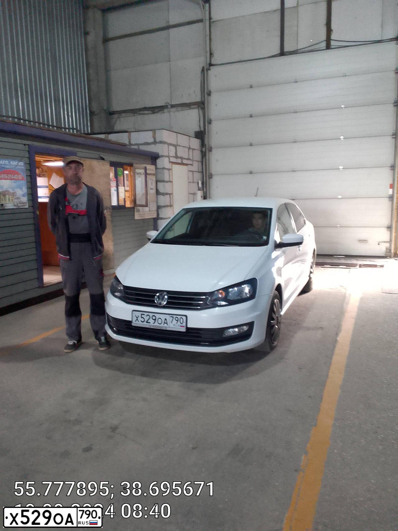 Фото автомобиля VOLKSWAGEN POLO, 2017 — госномер О246ВН550. Цвет: Белый