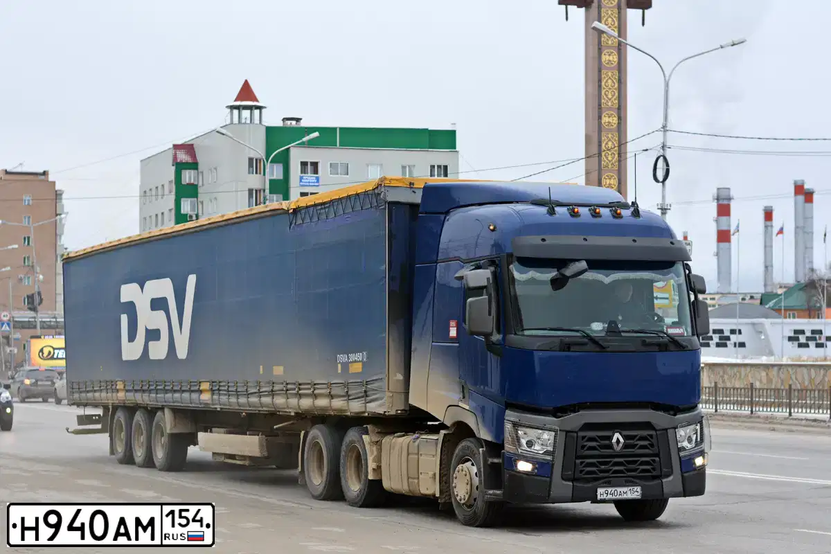 Фото автомобиля RENAULT T-SERIE, 2018 — госномер Н940АМ154. Цвет: синий