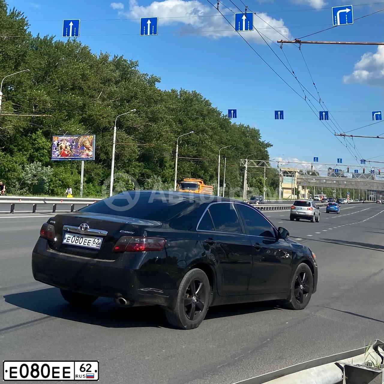 Фото автомобиля TOYOTA CAMRY, 2009 — госномер Е080ЕЕ62. Цвет: ЧЕРНЫЙ