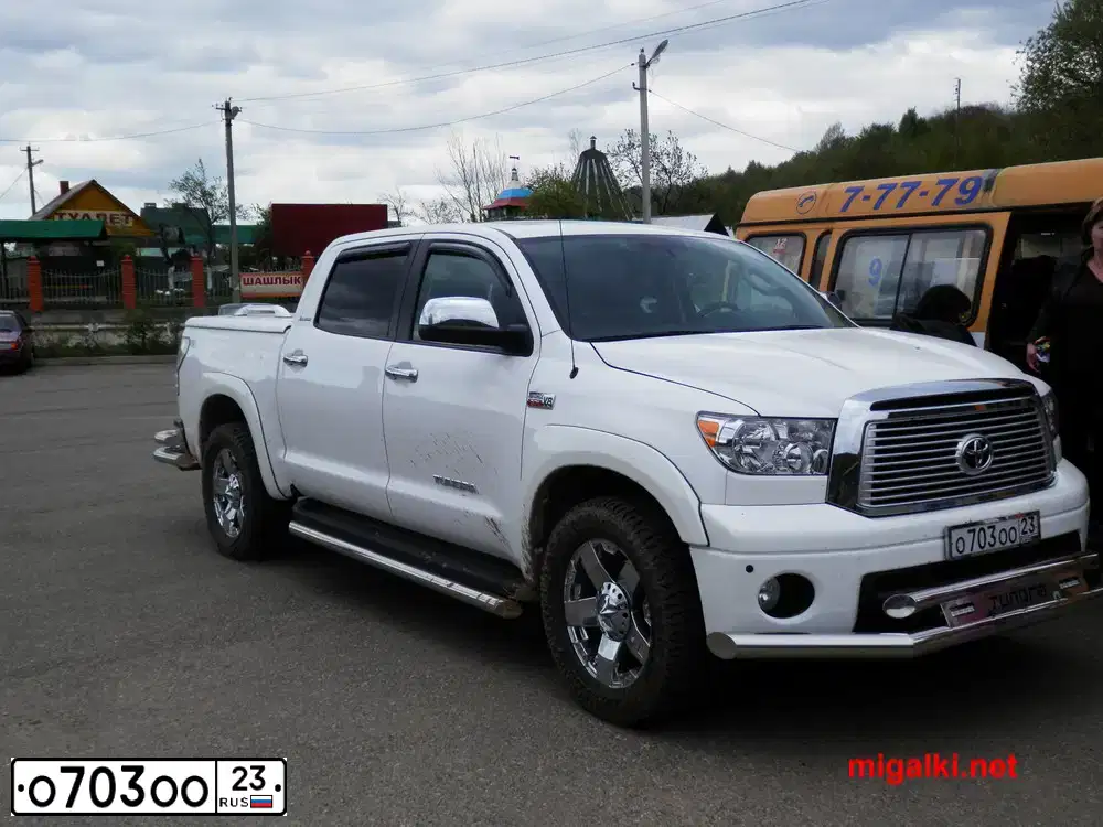 Фото автомобиля TOYOTA TUNDRA, 2012 — госномер О703ОО23. Цвет: БЕЛЫЙ