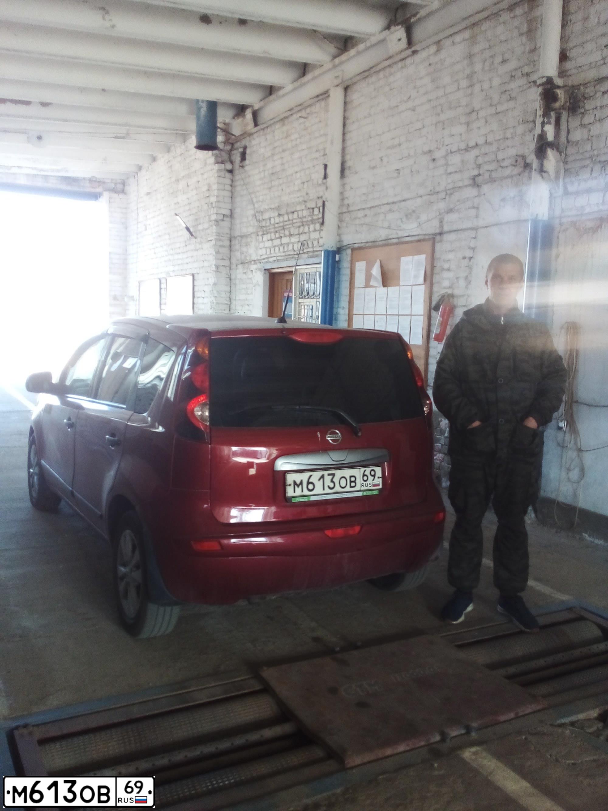 Фото автомобиля NISSAN NOTE, 2010 — госномер М613ОВ69. Цвет: Красный