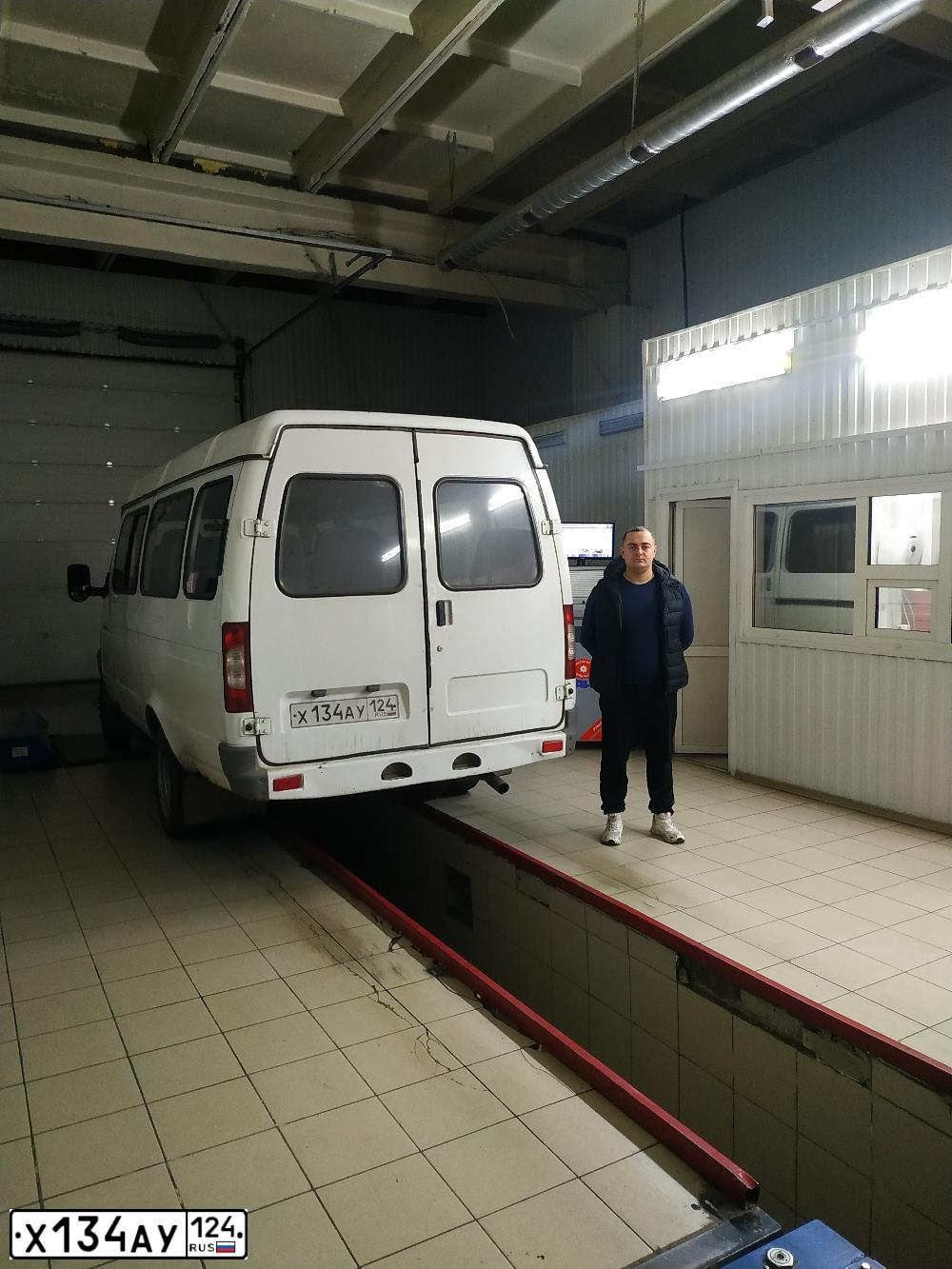 Фото автомобиля GAZ 3221 EL, 2010 — госномер Х134АУ124. Цвет: Белый