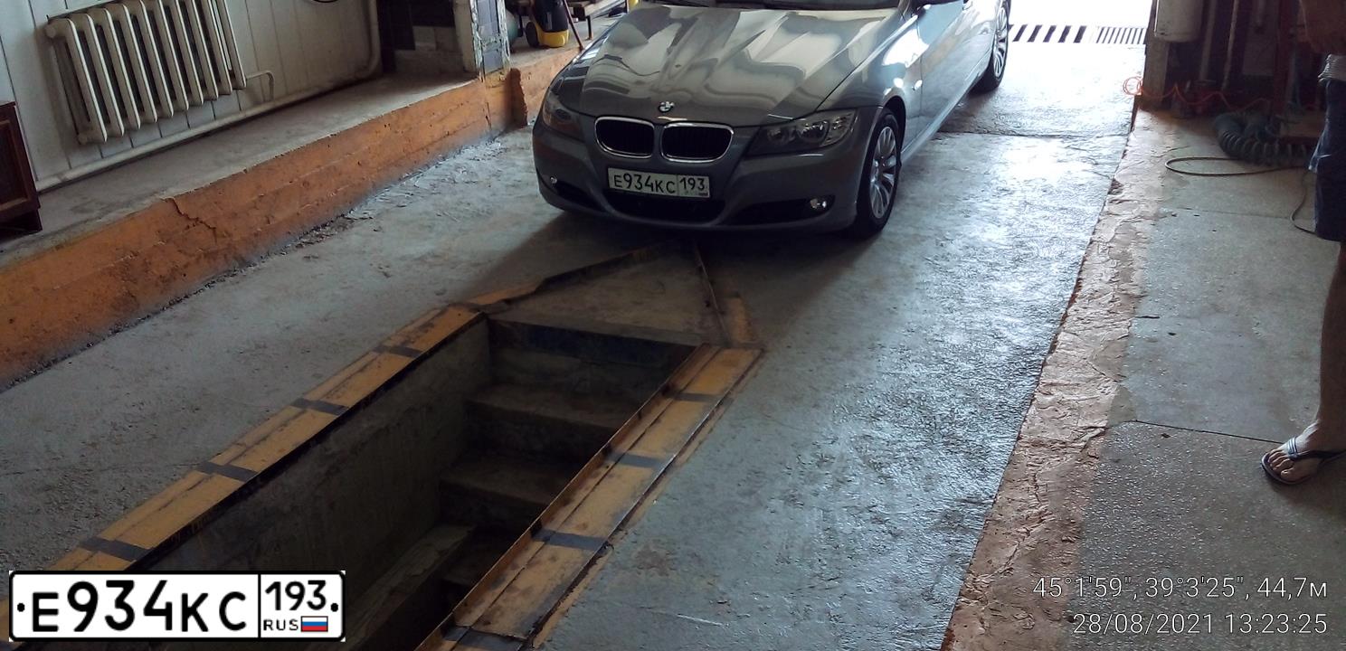 Фото автомобиля BMW SERIE 3, 2009 — госномер Е934КС193. Цвет: СЕРЫЙ