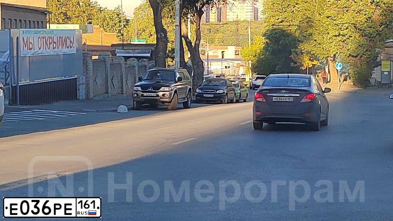 Фото автомобиля KIA RIO, 2013 — госномер Е036РЕ161. Цвет: ЧЕРНЫЙ