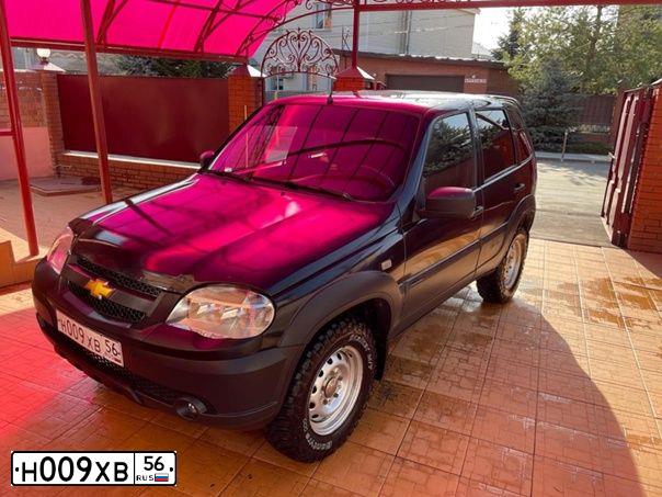Фото автомобиля CHEVROLET NIVA, 2007 — госномер В369НН156. Цвет: Черно-синий металлик