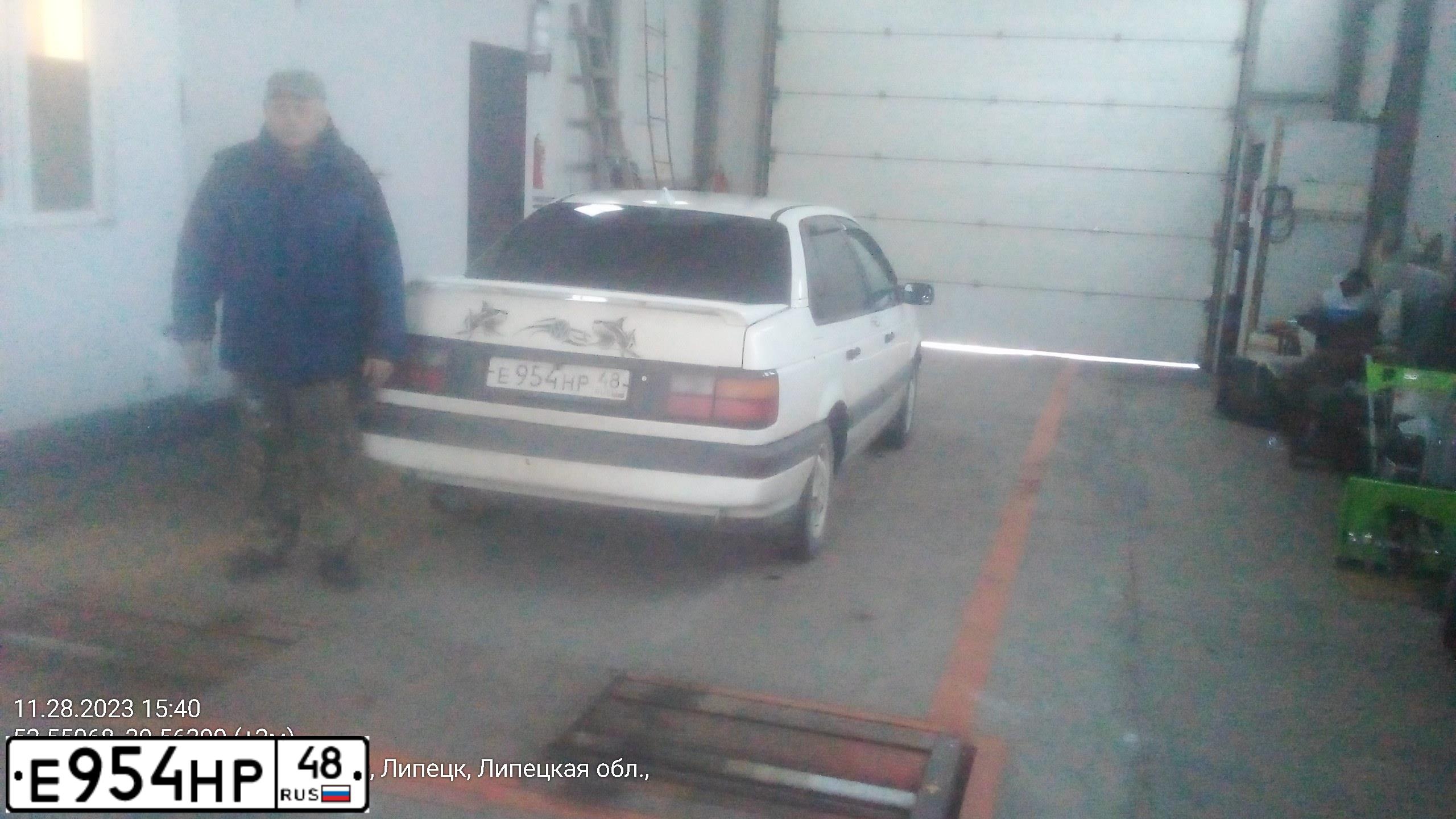 Фото автомобиля VOLKSWAGEN PASSAT, 1988 — госномер Е954НР48. Цвет: Белый