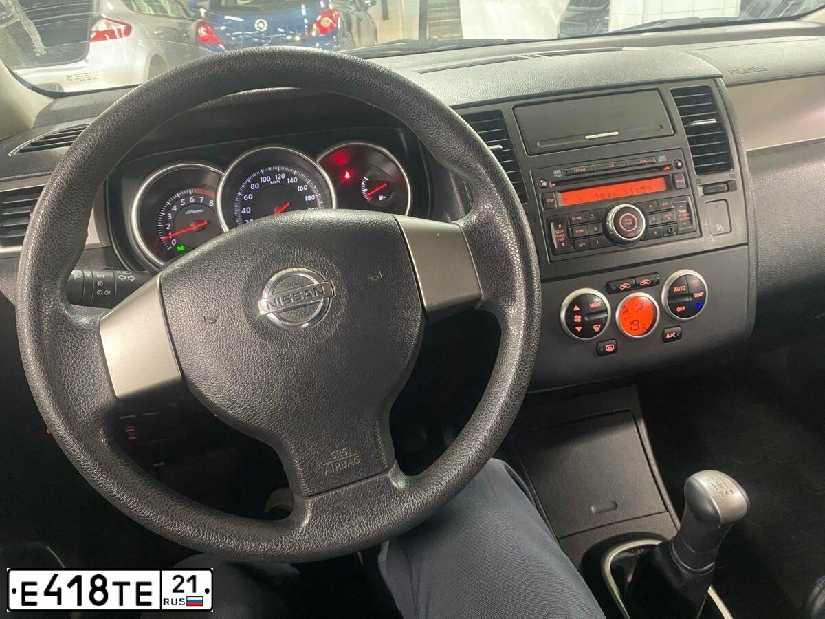Фото автомобиля NISSAN TIIDA, 2011 — госномер Т994ВС76. Цвет: СИНИЙ