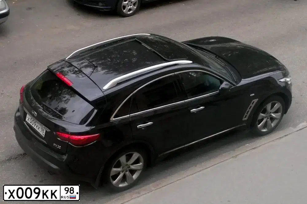 Фото автомобиля INFINITI QX70 /FX/, 2011 — госномер Х009КК98. Цвет: Белый