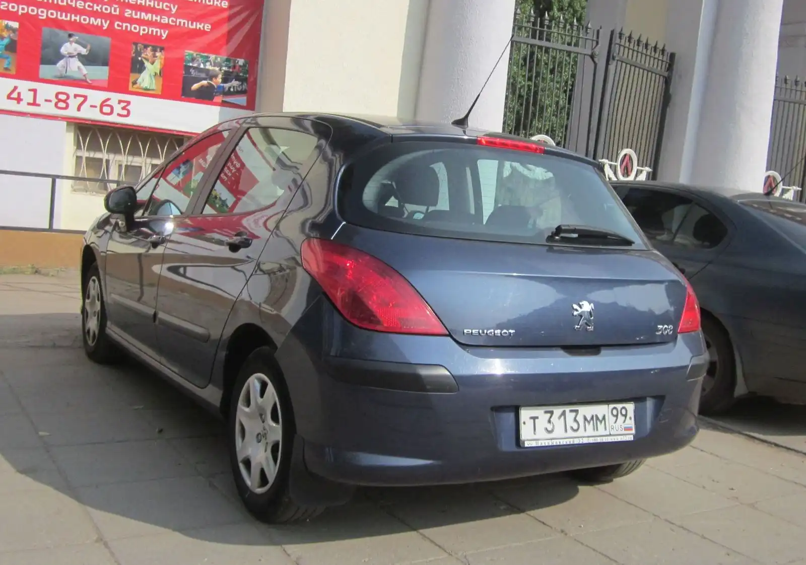 Фото автомобиля PEUGEOT 308, 2008 — госномер Т313ММ99. Цвет: Темно-синий
