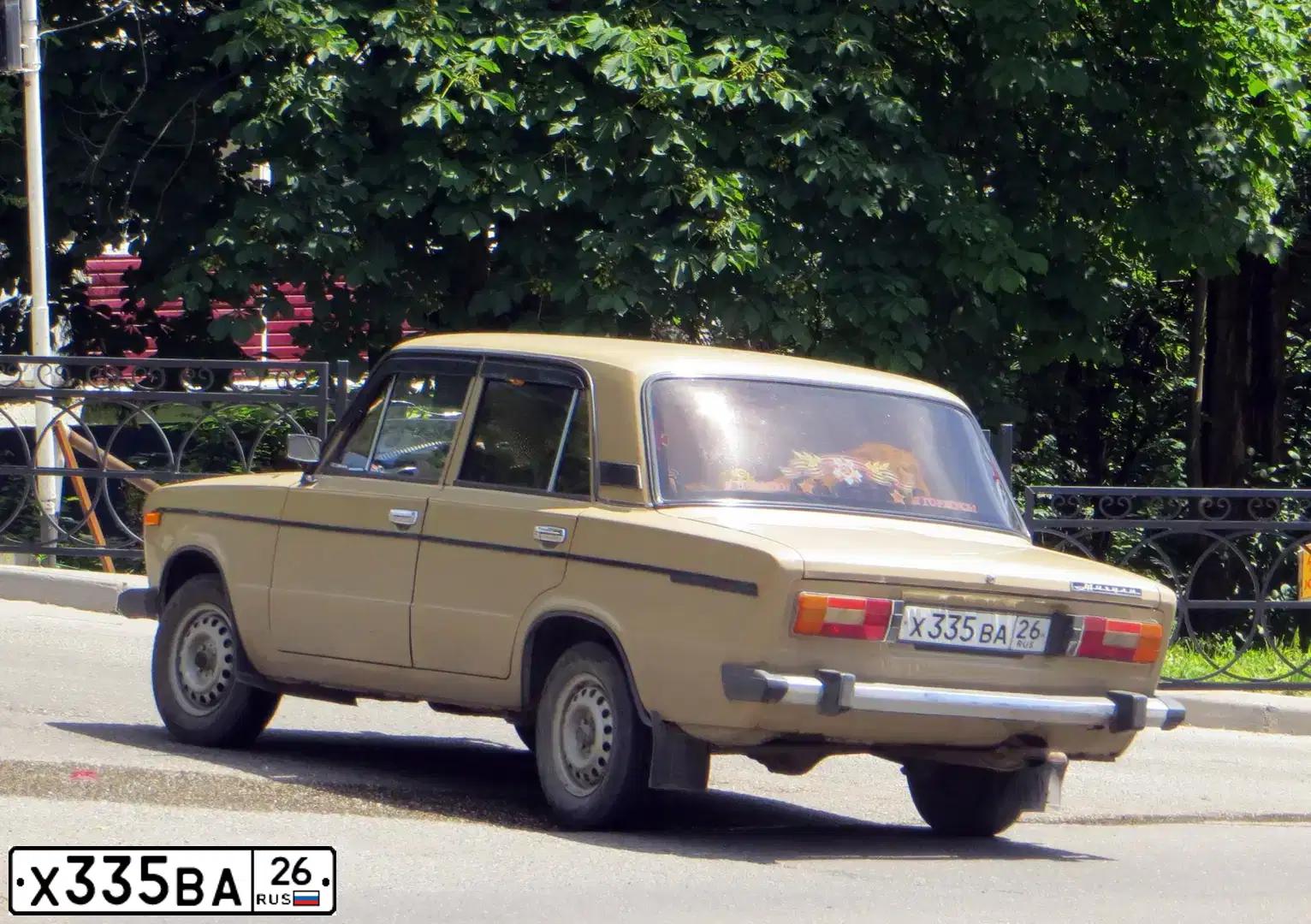 Фото автомобиля LADA 2106, 1992 — госномер Х335ВА26. Цвет: КОРИЧНЕВЫЙ
