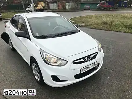Фото автомобиля HYUNDAI SOLARIS, 2013 — госномер Х479ТМ124. Цвет: Белый