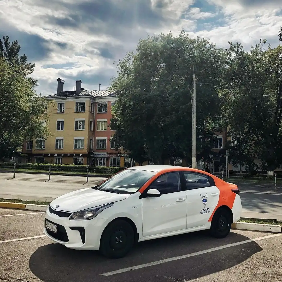 Фото автомобиля KIA RIO, 2019 — госномер С073АС126. Цвет: Белый