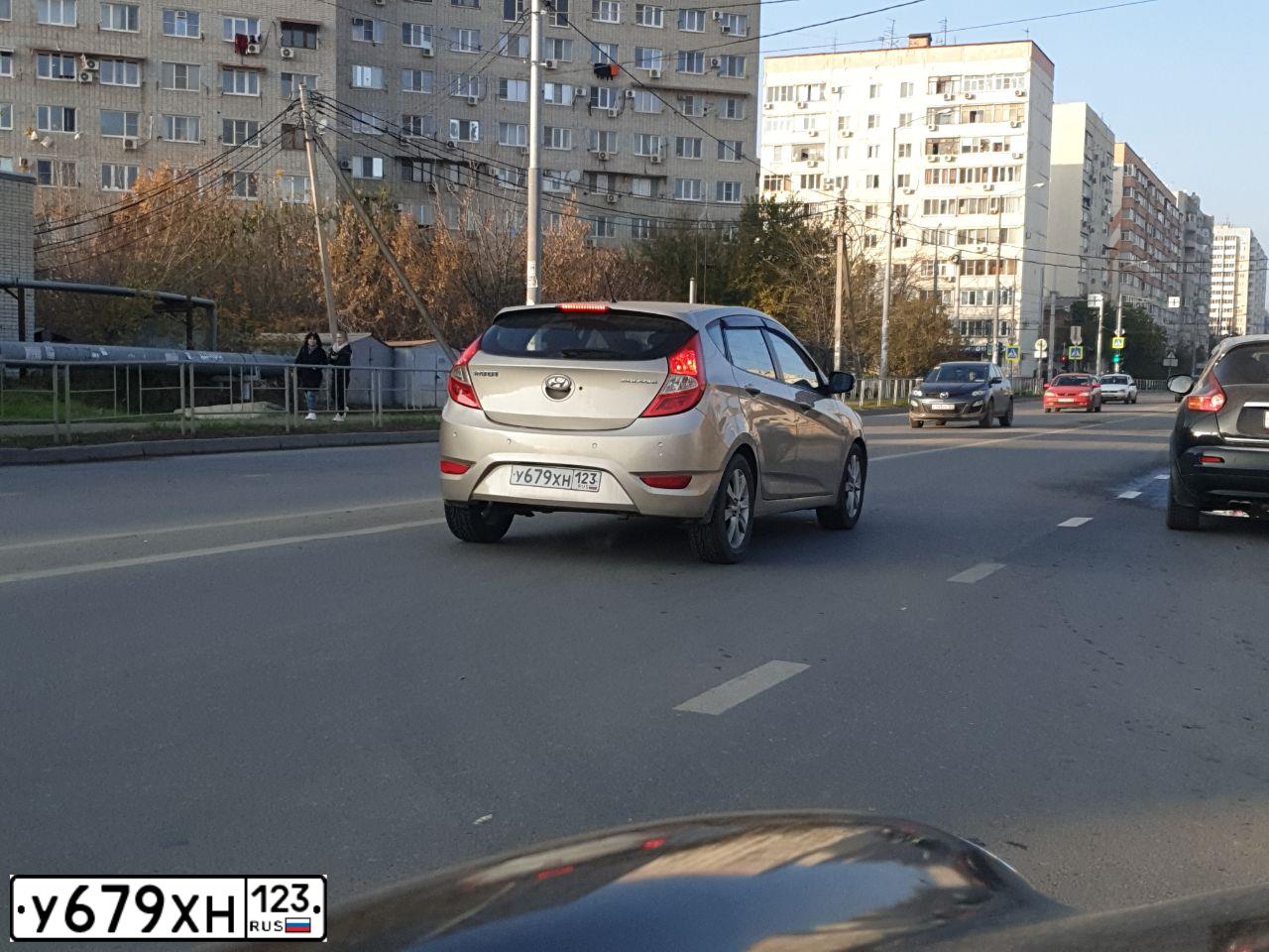 Фото автомобиля HYUNDAI SOLARIS, 2011 — госномер Е733ТК178. Цвет: БЕЖЕВО-СЕРЫЙ