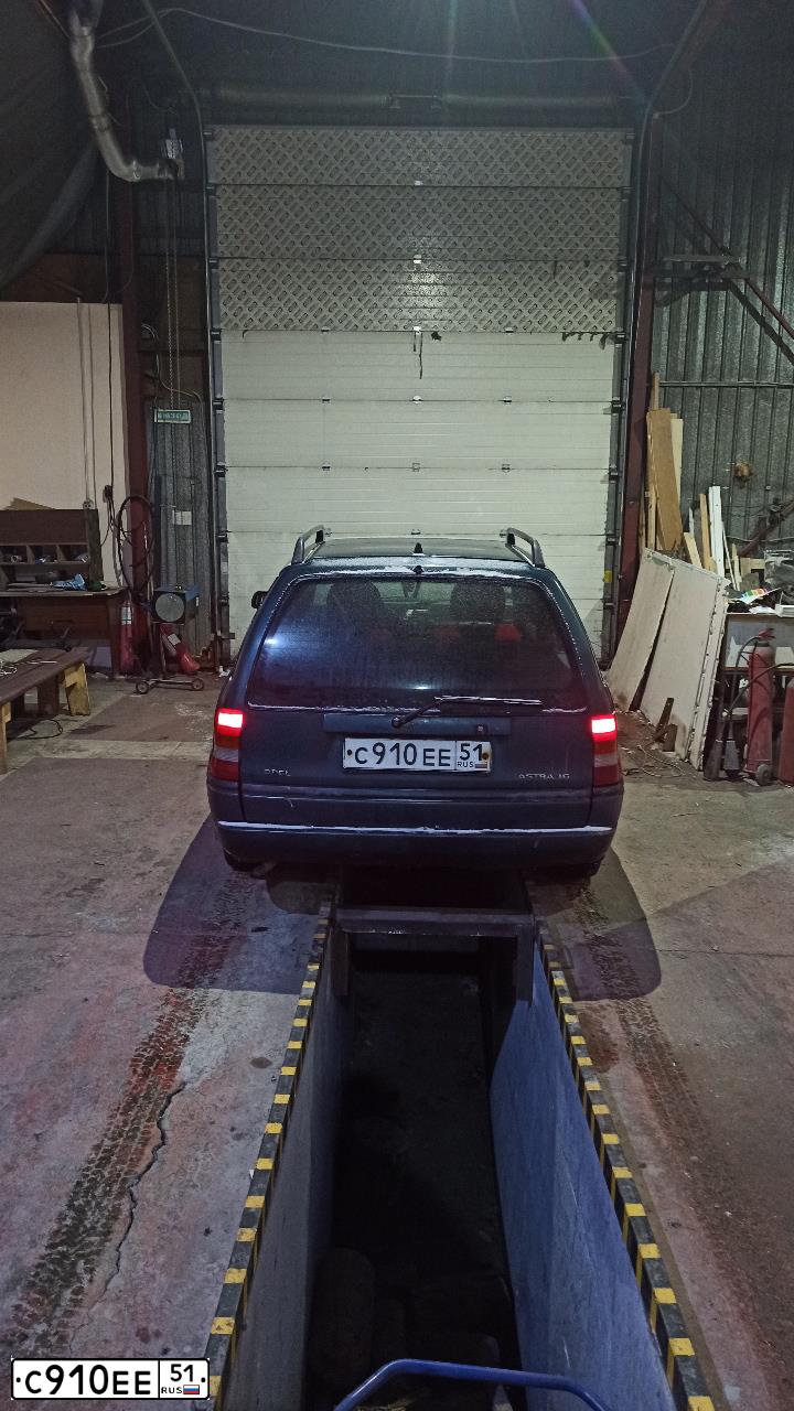 Фото автомобиля OPEL ASTRA, 1997 — госномер С910ЕЕ51. Цвет: ЗЕЛЕНЫЙ