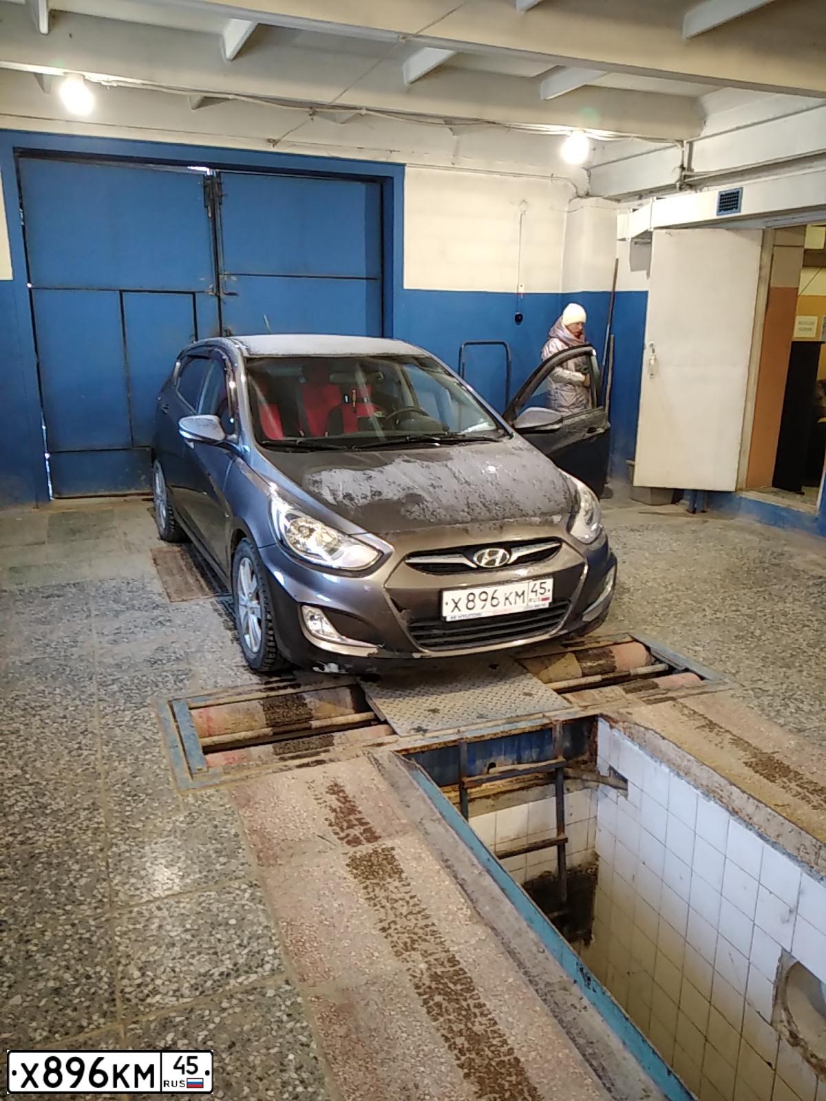 Фото автомобиля HYUNDAI SOLARIS, 2012 — госномер Х896КМ45. Цвет: ЧЕРНО-СЕРЫЙ
