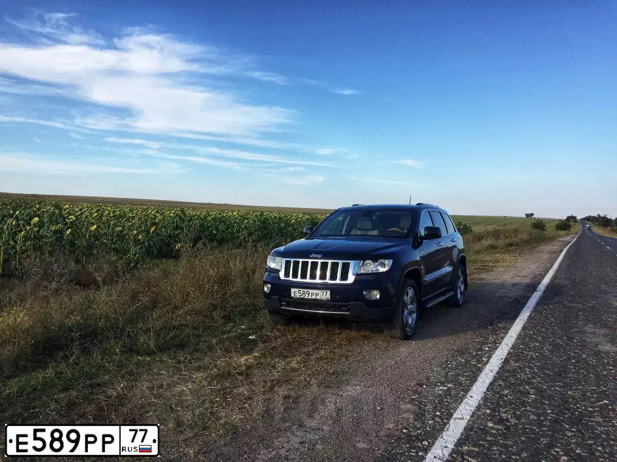 Фото автомобиля JEEP GRAND CHEROKEE, 2012 — госномер Е589РР77. Цвет: ТЕМНО-СИНИЙ