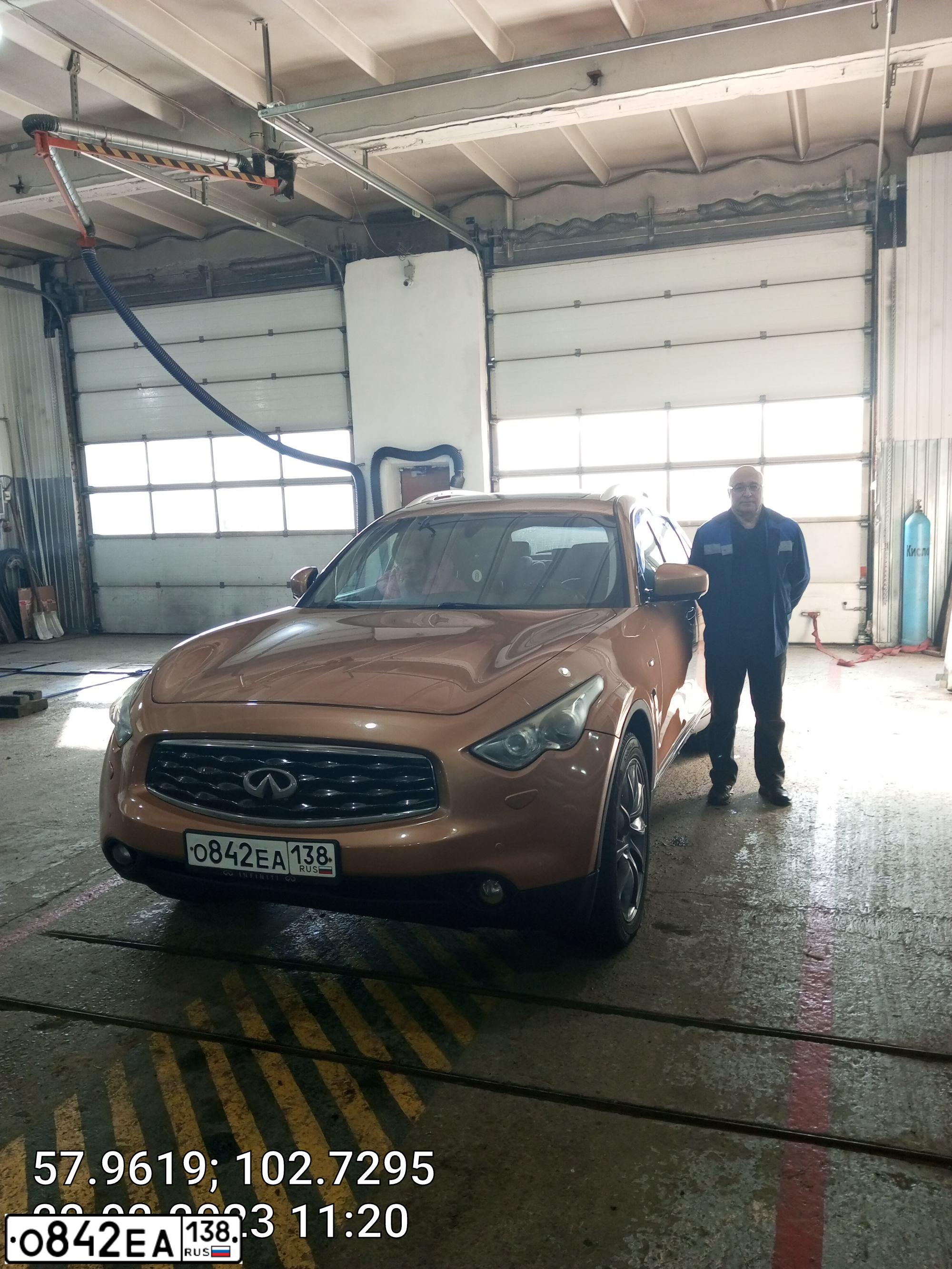 Фото автомобиля INFINITI QX70 /FX/, 2009 — госномер Т300УУ24. Цвет: ЗОЛОТИСТЫЙ