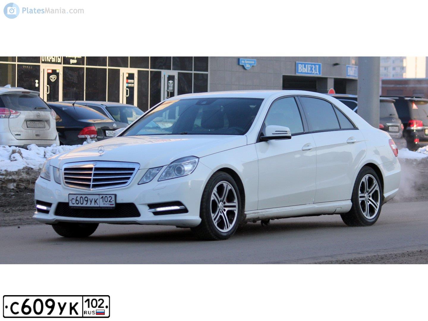Фото автомобиля MERCEDES-BENZ E-CLASS, 2011 — госномер Н151ТТ702. Цвет: Белый