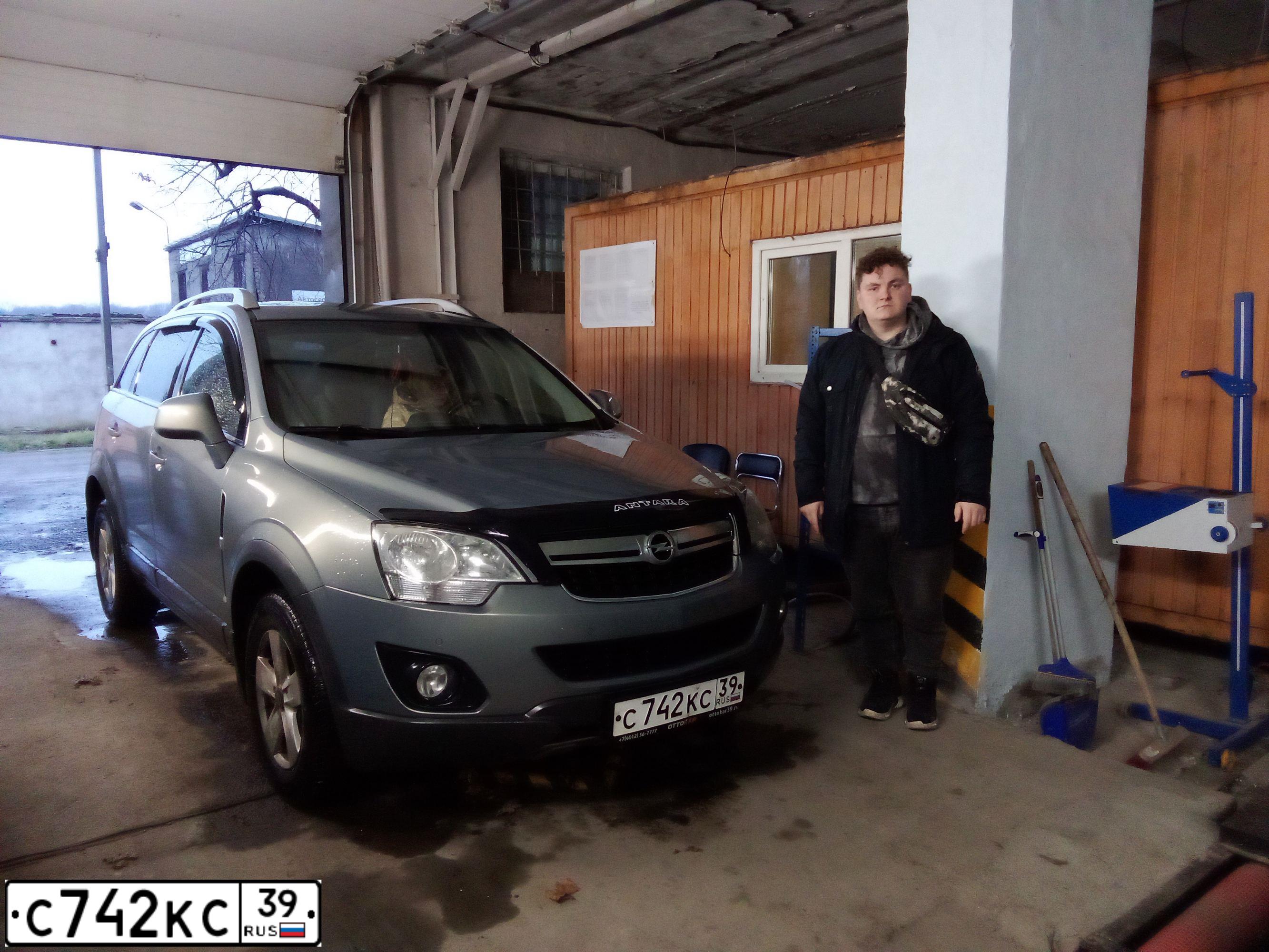 Фото автомобиля OPEL ANTARA, 2013 — госномер С742КС39. Цвет: СЕРЫЙ