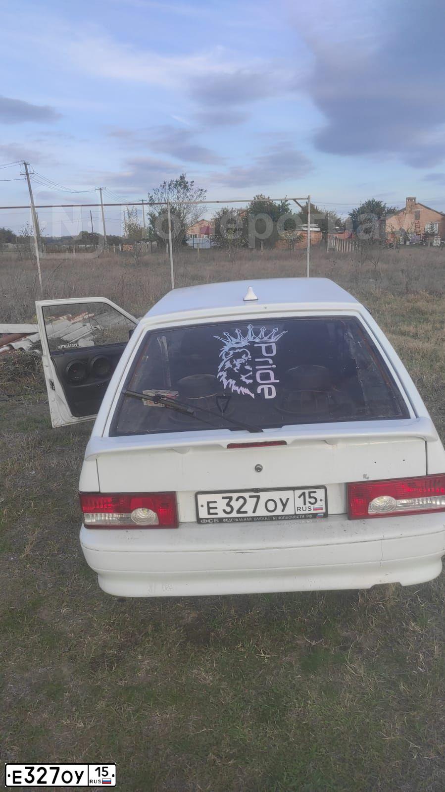Фото автомобиля LADA 2114 SAMARA, 2004 — госномер Е327ОУ15. Цвет: МОЛОЧН-БЕЛ-СЕРЕБР