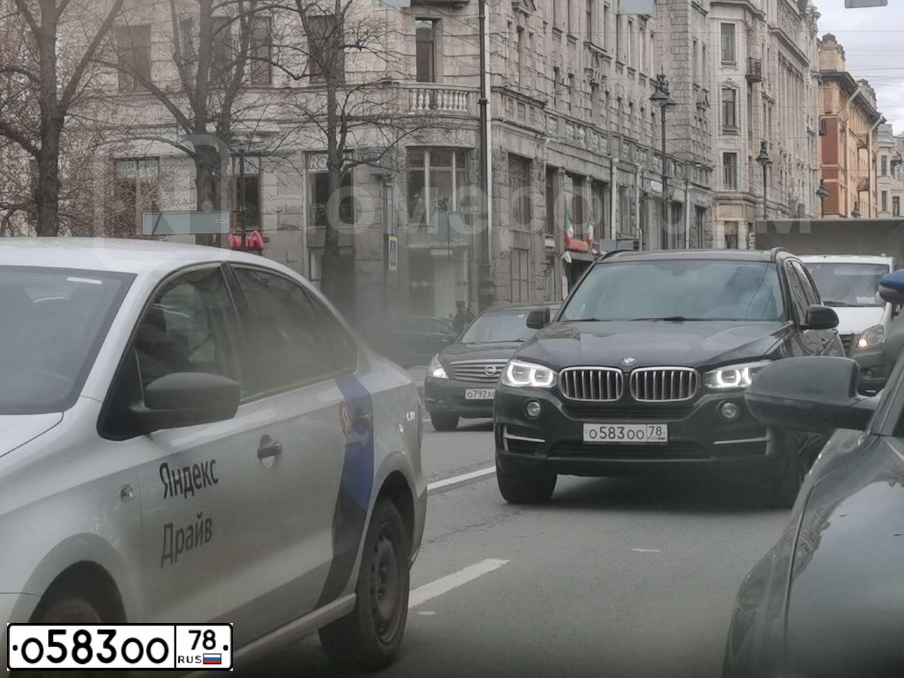 Фото автомобиля VOLKSWAGEN TRANSPORTER, 2001 — госномер О583ОО78. Цвет: СИНИЙ