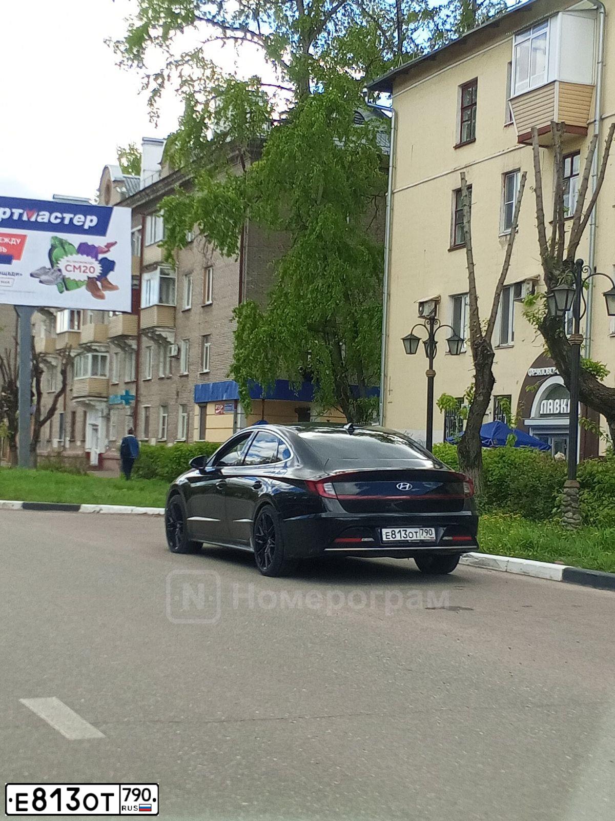 Фото автомобиля HYUNDAI SONATA, 2020 — госномер Е813ОТ790. Цвет: БЕЛЫЙ-ЖЕЛТЫЙ-СЕРЫЙ