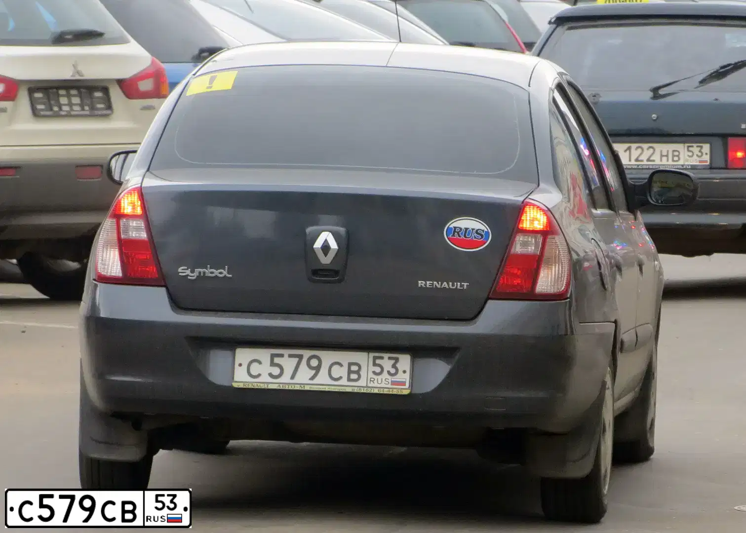 Фото автомобиля RENAULT SYMBOL, 2007 — госномер С579СВ53. Цвет: ТЕМНО-СЕРЫЙ