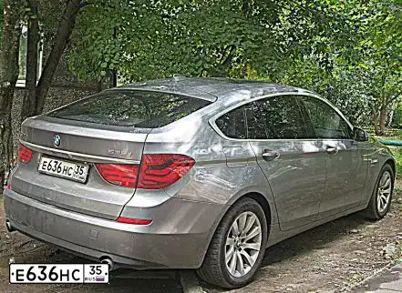 Фото автомобиля BMW SERIE 5 GT, 2011 — госномер Е636НС35. Цвет: СЕРЫЙ