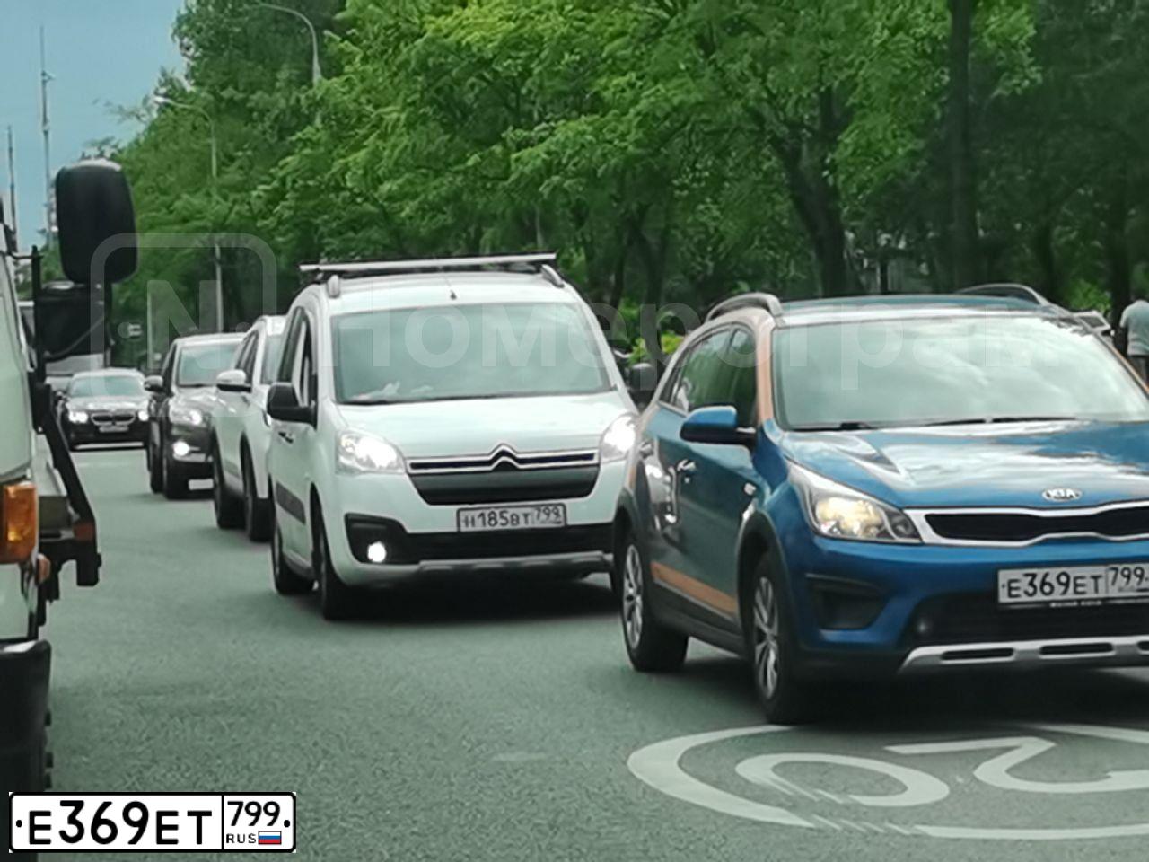 Фото автомобиля KIA RIO, 2018 — госномер Е900СВ186. Цвет: синий