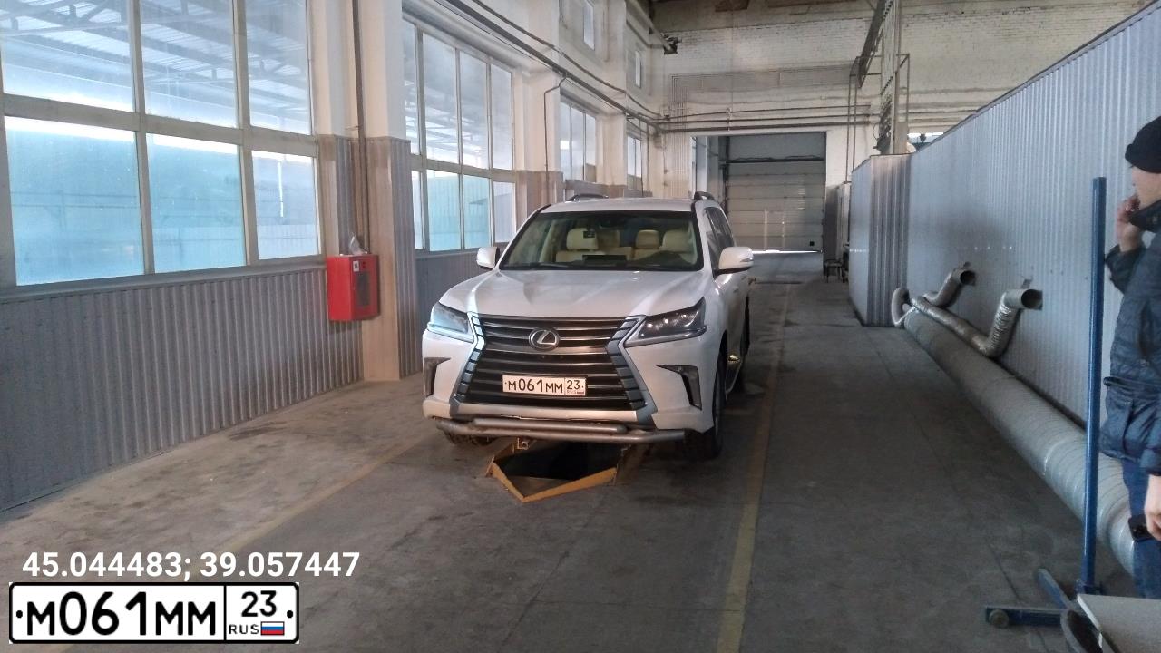 Фото автомобиля LEXUS S LX, 2011 — госномер М061ММ23. Цвет: ПЕРЛАМУТРОВО-БЕЛЫЙ