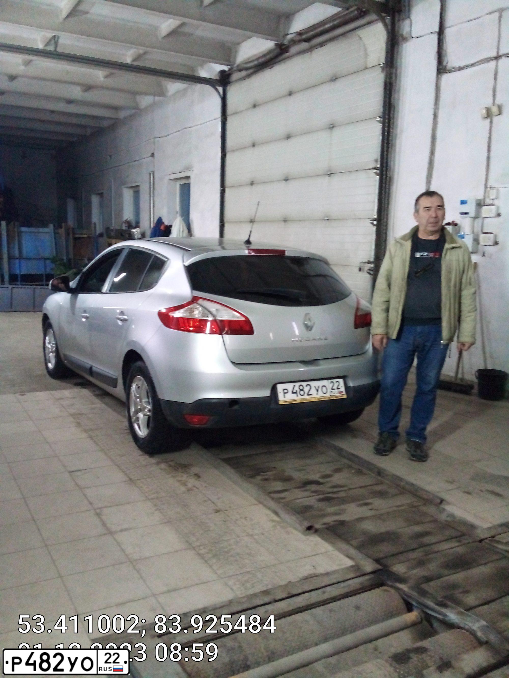Фото автомобиля RENAULT MEGANE, 2010 — госномер Р482УО22. Цвет: светло-серо-голубой