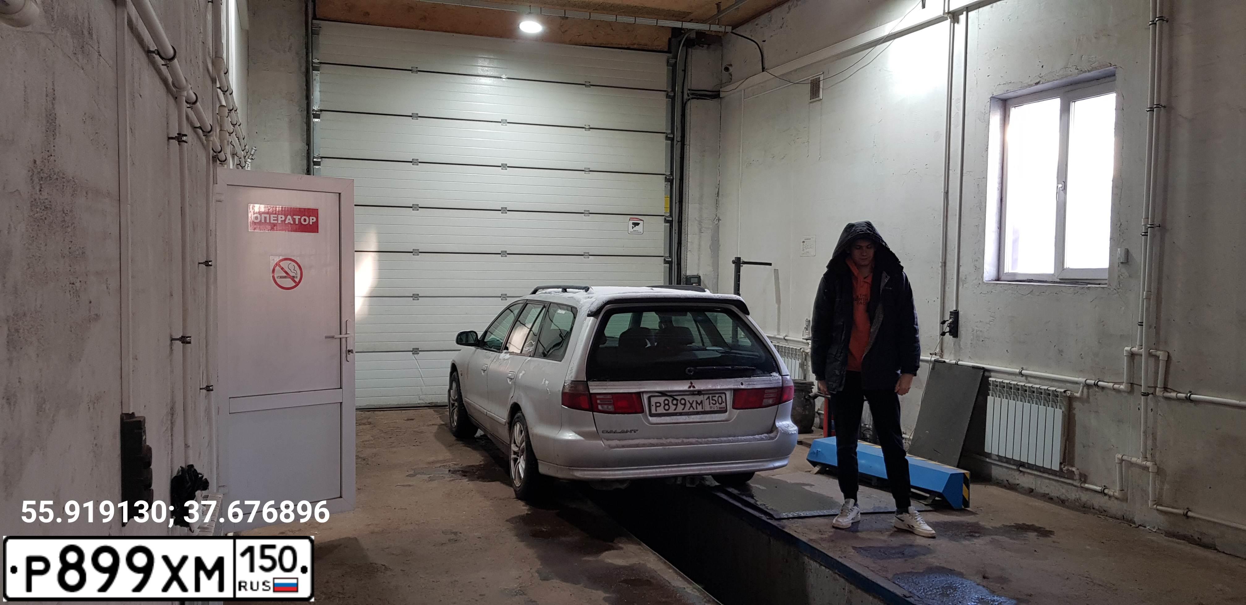 Фото автомобиля MITSUBISHI GALANT, 2001 — госномер Р899ХМ150. Цвет: СЕРЕБРИСТЫЙ