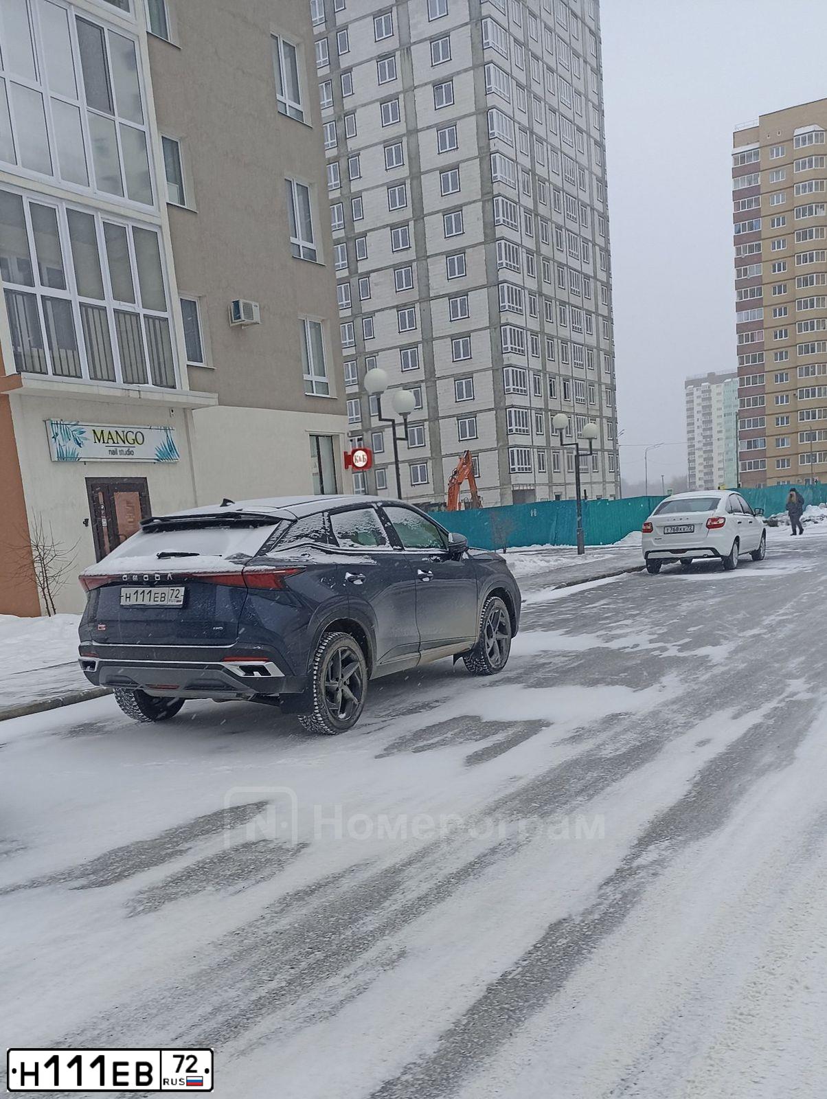 Фото автомобиля NISSAN JUKE, 2011 — госномер Н111ЕВ72. Цвет: БЕЛЫЙ