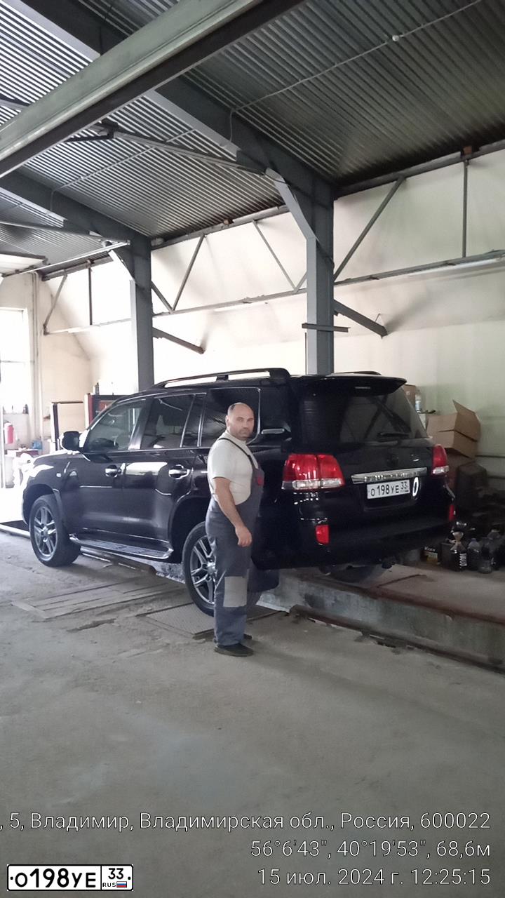 Фото автомобиля TOYOTA LANDCRUISER 200, 2010 — госномер О198УЕ33. Цвет: ЧЕРНЫЙ