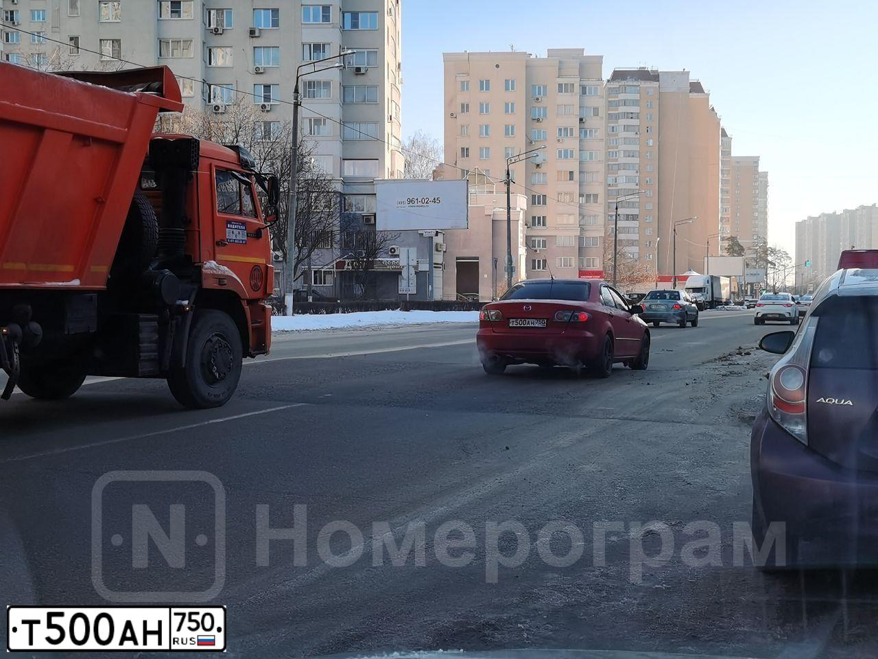 Фото автомобиля LANDROVER FREELANDER, 2010 — госномер Е584ЕВ41. Цвет: ЧЕРНЫЙ