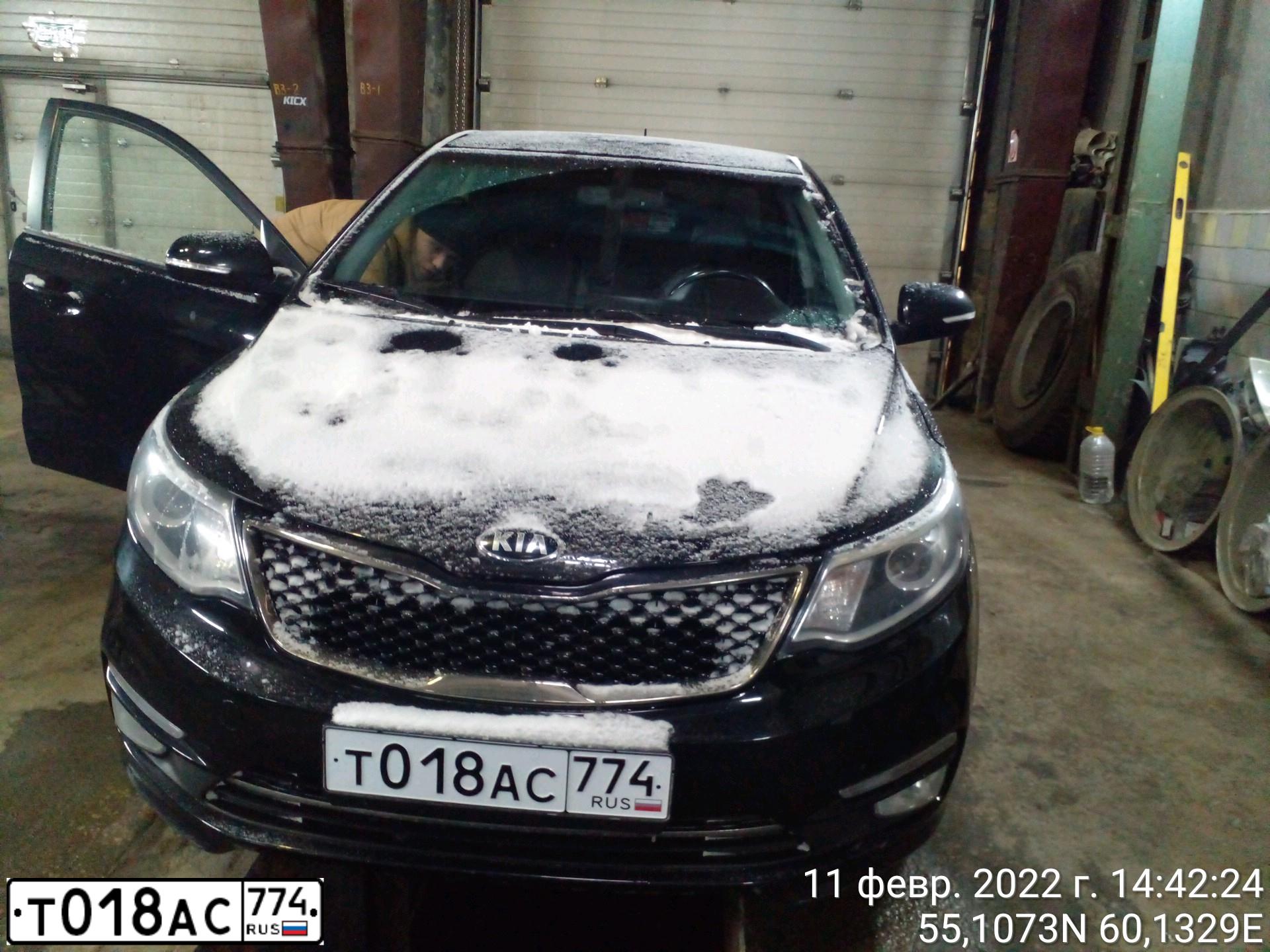 Фото автомобиля KIA RIO, 2016 — госномер М611ЕР774. Цвет: ЧЕРНЫЙ