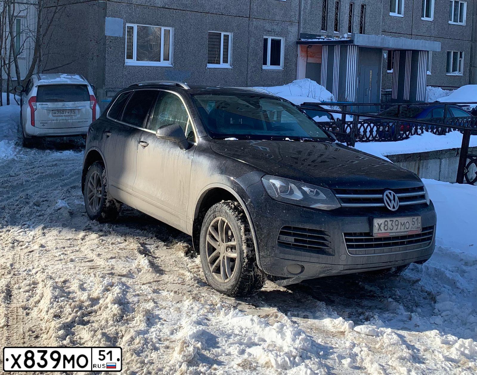 Фото автомобиля VOLKSWAGEN TOUAREG, 2013 — госномер Х839МО51. Цвет: ЧЕРНЫЙ
